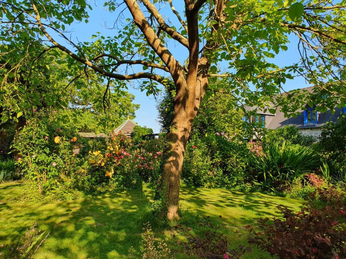 Maison En Pierre Dans Son Nid De Verdure Roz-Landrieux ภายนอก รูปภาพ